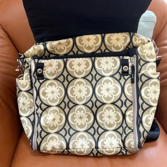 Petunia Pickle Bottom Diaper Backpack Diaper Bag - Picture 3 of 8